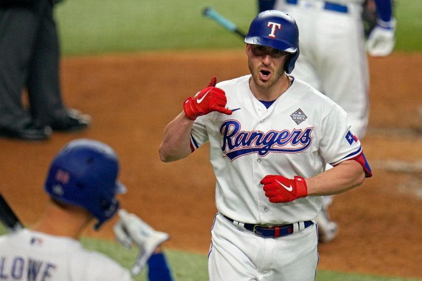 Mitch Garver, derecha, de los Rangers de Texas, celebra después de batear un cuadrangular en contra de los Diamondbacks de Arizona durante la quinta entrada del Juego 2 de la Serie Mundial, el sábado 28 de octubre de 2023, en Arlington, Texas.