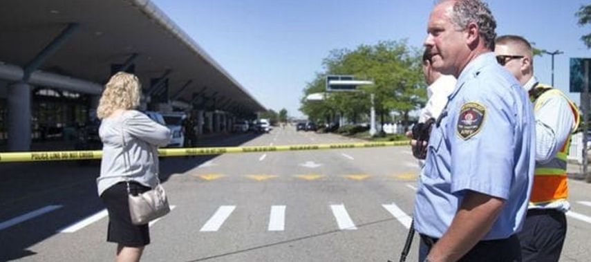 El apuñalamiento ocurrió en torno a las 09:45 horas (ET) en la segunda planta de la principal terminal del aeropuerto, el tercero más grande de Michigan.
