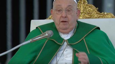El Papa Francisco interrumpe la lectura de su homilía por dificultades en la respiración.