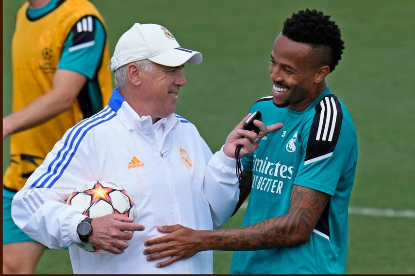 El técnico del Real Madrid Carlo Ancelotti, habla con el jugador Eder Militao durante la sesión de entrenamiento abierta a la prensa antes de la final de la Liga de Campeones el sábado en París