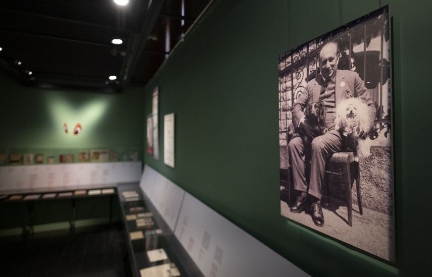 Una imagen de Felix Salten, autor del cuento icónico Bambi: A Life In The Woods se ve con varias traducciones de su libro en la Biblioteca del Ayuntamiento de Viena el 23 de marzo de 2021.&nbsp;