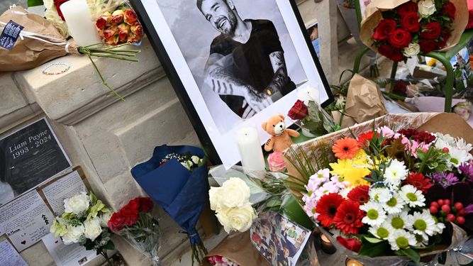 Esta fotografía muestra flores y una imagen enmarcada del fallecido cantante británico Liam Payne mientras los fanáticos se reúnen para rendir homenaje al ex-miembro de la banda pop británica One Direction, en el Jardín de las Tullerías en París, el 20 de octubre de 2024. Esta fotografía muestra flores y una imagen enmarcada del fallecido cantante británico Liam Payne mientras los fanáticos se reúnen para rendir homenaje al ex-miembro de la banda pop británica One Direction, en el Jardín de las Tullerías en París, el 20 de octubre de 2024.
