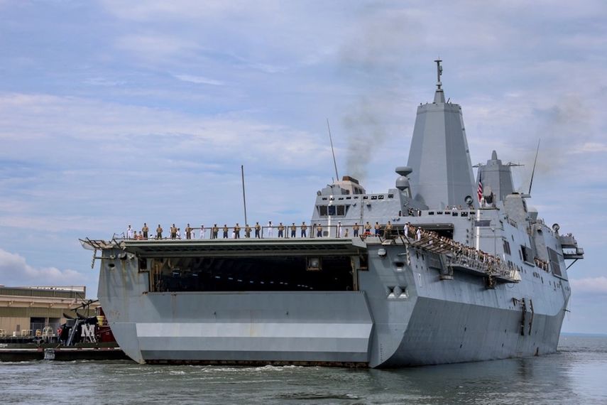El buque de transporte anfibio USS San Antonio (LPD 17) zarpa de la Estación Naval de Norfolk para su despliegue.&nbsp;