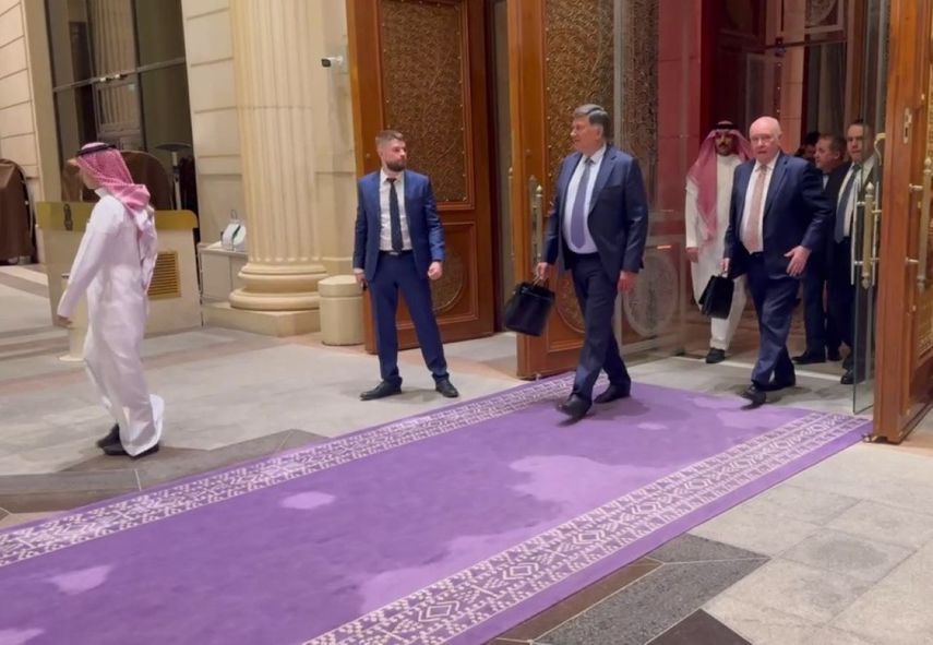 La delegación de negociación rusa tras un encuentro con representantes estadounidenses en Riad.