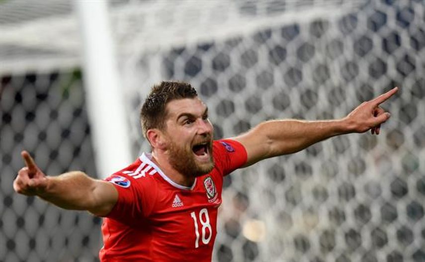Sam Vokes celebra el tercer gol para sentenciar el encuentro a favor de Gales. (EFE) 