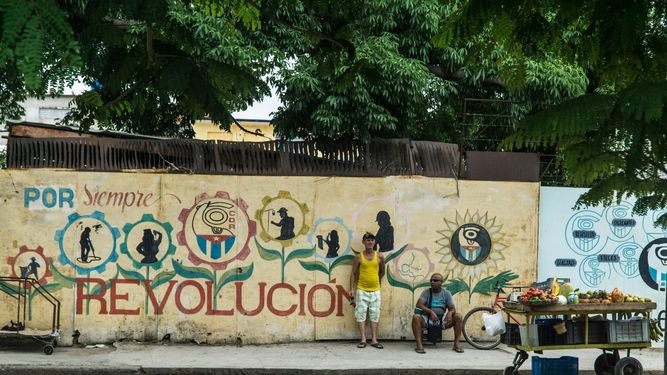 La retórica del discurso político que se utiliza en la propaganda oficial permanece distante de la realidad del país.