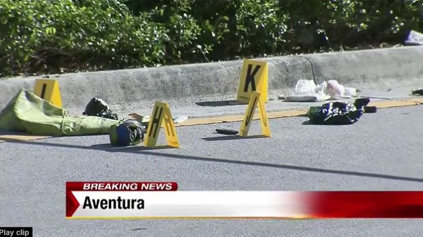 Las pertenencias de la víctima quedaron regadas a lo largo de la calle. (Cortesía Canal 10)