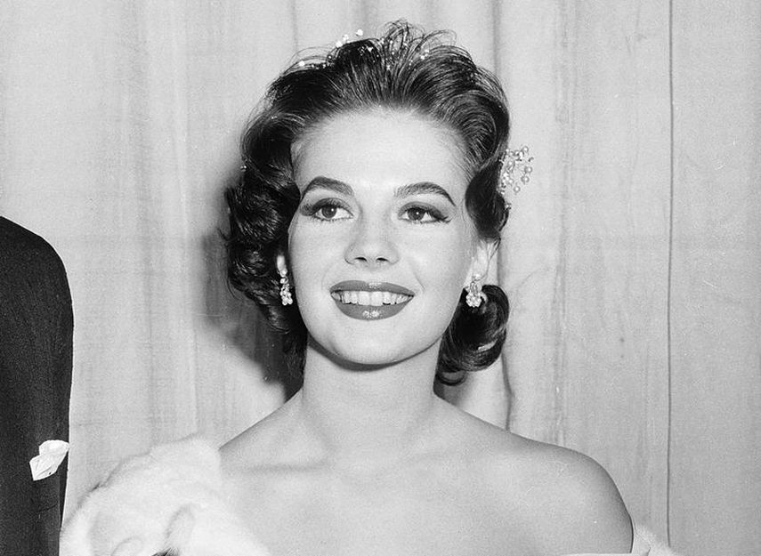 La actriz Natalie Wood en la ceremonia de los Premios de la Academia en Los Ángeles, el 27 de marzo de 1957.