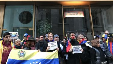 Los participantes gritaban consignas a favor del revocatorio