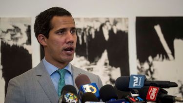 El presidente encargado de Venezuela, Juan Guaidó, ofrece declaraciones a la prensa.
