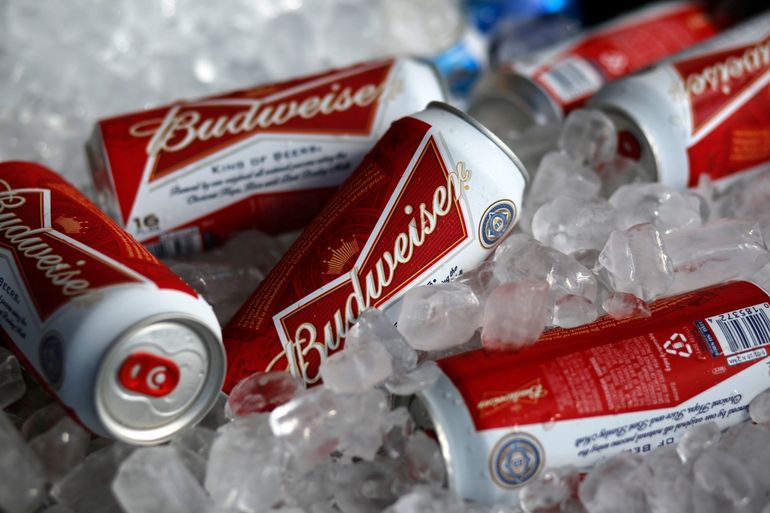 En esta foto del 5 de marzo de 2015, latas de cerveza a la venta en el estadio McKechnie en Bradenton, Florida. Los organizadores del Mundial de Catar han prohibido la venta de cerveza con alcohol en los ocho estadios del torneo. 