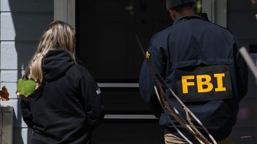 Miembros del FBI llaman a las puertas de los vecinos de una casa (fuera de plano) relacionada con el presunto autor del tiroteo en la cena de corresponsales de la Casa Blanca en Torrance, California, el 26 de abril de 2026