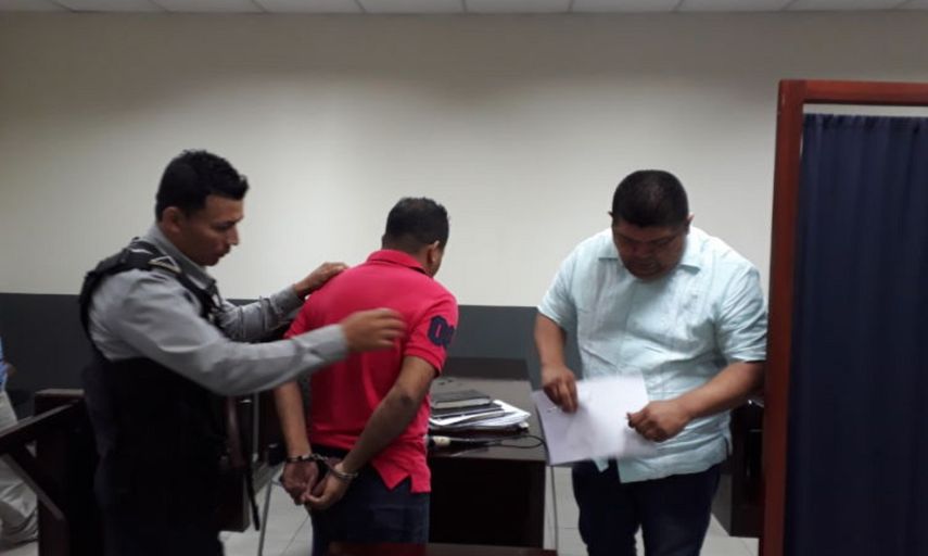 El abogado Samuel Esteban López Espinosa, de 40 años, fue hallado culpable de abusar y violar sexualmente a su hijastra se 7 años.