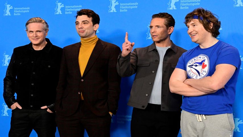 De izquierda a derecha: el actor británico Cary Elwes, el actor canadiense Jay Baruchel, el actor estadounidense Glenn Howerton y el actor y cineasta canadiense Matt Johnson asisten a una sesión fotográfica de la película Blackberry presentada en competencia en la Berlinale, el primer gran festival de cine del año en Europa, el 17 de febrero de 2023 en Berlín.