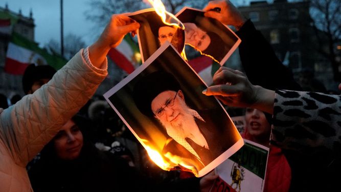 Manifestantes queman imágenes del ayatolá Alí Jamenei durante una manifestación en solidaridad con el levantamiento de Irán, organizada por el Consejo Nacional de la Resistencia de Irán, en Whitehall, en el centro de Londres.
