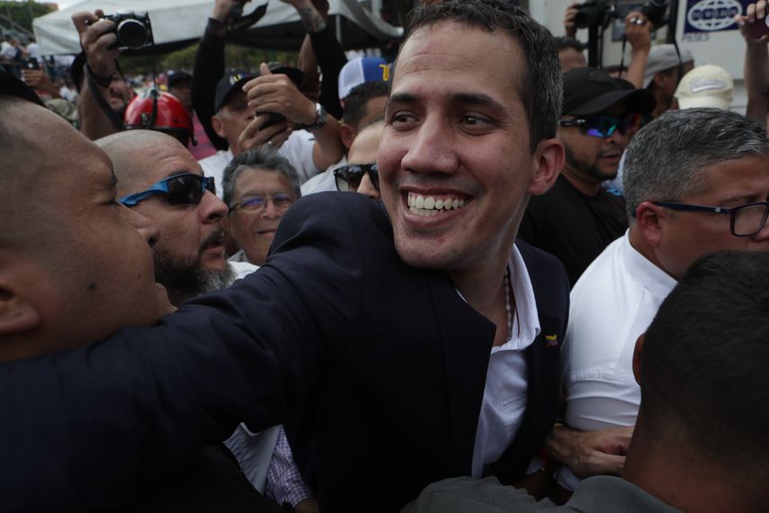El jefe del Parlamento y presidente encargado, Juan Guaidó, fue recibido por una multitud a su llegada a Venezuela, este lunes 4 de marzo.