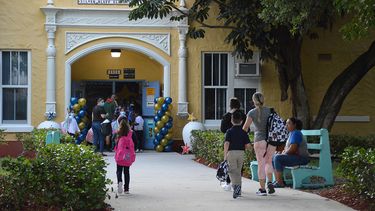 Los más pequeños acuden a clases en la escuela primaria Silver Bluff, en Miami.