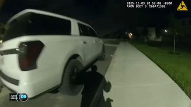 La cámara corporal de un policía capta la huida de los ocupantes de un auto robado y la persecución a pie de uno de ellos.