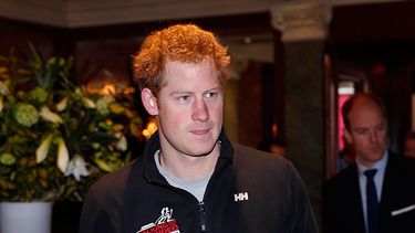 El príncipe Harry de Gran Bretaña, el patrón de la expedición, llega a una conferencia de prensa con los integrantes del equipo Walking With The Wounded South Pole Allied Challenge 2013 en Londres. (Foto AP/Lefteris Pitarakis, Pool)