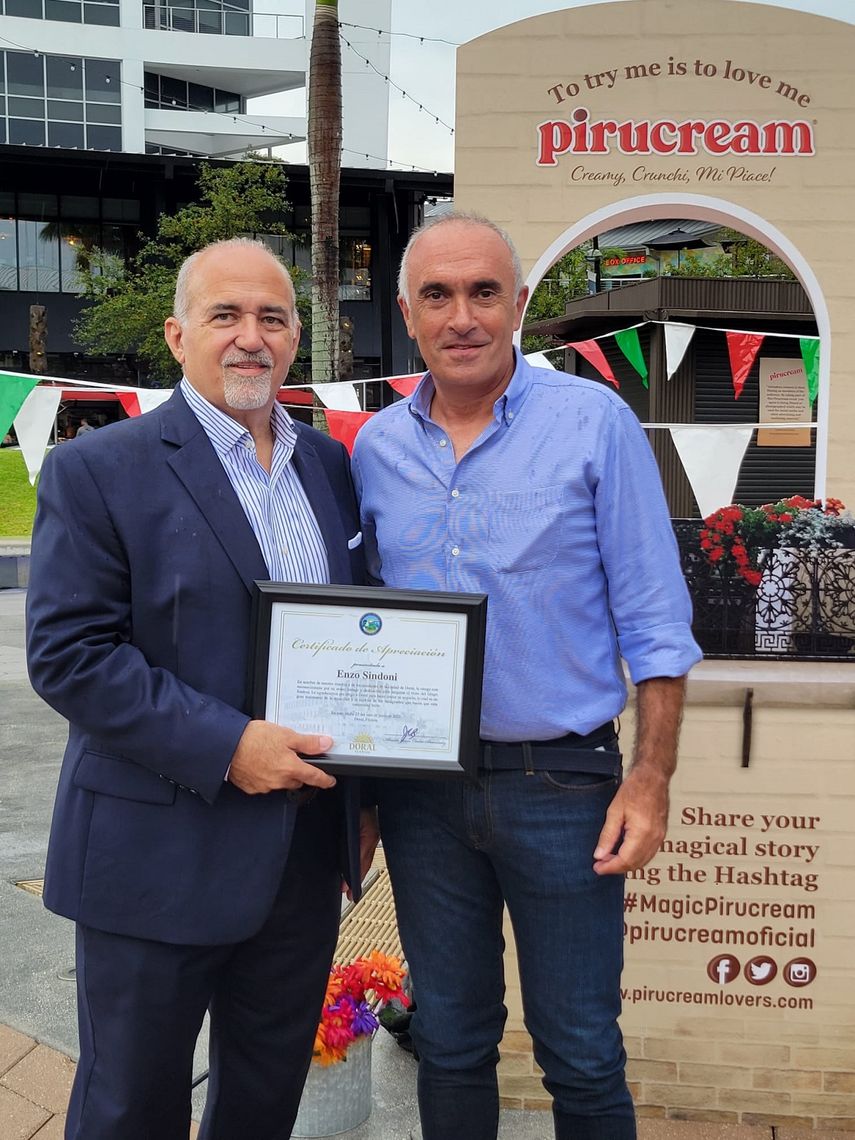 Pete Cabrera, concejal de Ciudad Doral, entrega a Enzo Sindoni un reconocimiento por su arduo trabajo y dedicación a la expansión de Pirucream.