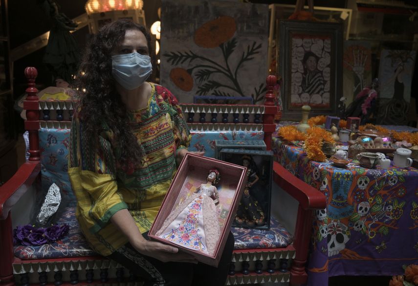 La coleccionista mexicana de muñecas Zoila Muntane posa con una muñeca Barbie Catrina en el Museo del Juguete Viejo Mexicano en la Ciudad de México el 20 de octubre de 2020. Por segundo año consecutivo, la empresa estadounidense de juguetes Mattel lanzó una edición del Día de los Muertos. de la muñeca Barbie.