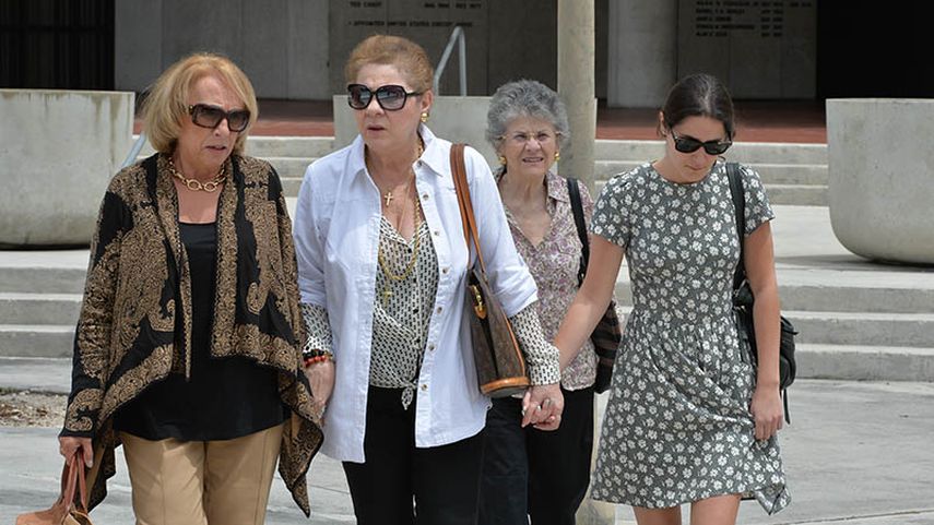 La madre y la hija de Ana Alliegro acudieron a la corte, donde  nuevamente le negaron fianza a la estratega. (ÁLVARO MATA)