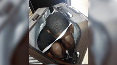 asi fue hallado un inmigrante escondido en una maleta en espana