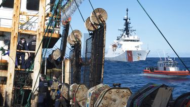 Imagen de uno de los pesqueros chinos y la goleta de la Guardia Costera de EEUU.