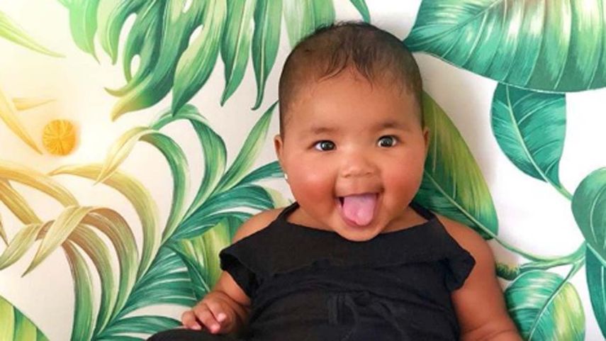 You are my sunshine! My only sunshine, escribió al pie de la gráfica en la que a la niña se le ve sentada en un sillón vestida de negro, luciendo una hermosa sonrisa.