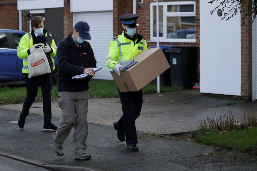 Un policía carga una caja con kits para realizar pruebas de COVID-19 en Woking, Inglaterra, el 2 de febrero de 2021.&nbsp;