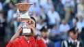 El serbio Novak Djokovic sostiene el trofeo del ganador después de ganar el partido final del torneo de tenis ATP Masculino DEL Abierto de Roma contra el griego Stefanos Tsitsipas el 15 de mayo de 2022 en el Foro Itálico de Roma.