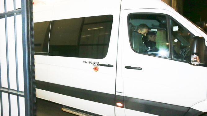 Una furgoneta con el expresidente de la Generalitat Carles&nbsp;Puigdemont&nbsp;y sus cuatro exconsejeros abandona esta noche la sede de la Fiscalía de Bruselas.&nbsp;