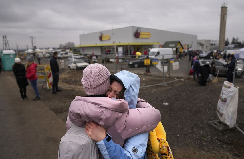 Una mujer llora después de encontrar a una amiga, que también huyó de Ucrania, en el cruce fronterizo de Medyka, Polonia, el sábado 5 de marzo de 2022.&nbsp;