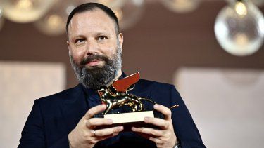 El director Yorgos Lanthimos posa con el León de Oro a la Mejor Película que recibió por su filme Poor Things (Pobres Criaturas) durante una sesión fotográfica para los ganadores en el 80º Festival de Cine de Venecia el 9 de septiembre de 2023 en el Lido de Venecia. &nbsp;