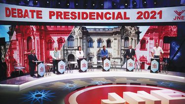 Candidatos presidenciales, durante el primer debate televisado organizado por el Jurado Nacional de Elecciones en Lima, Perú.