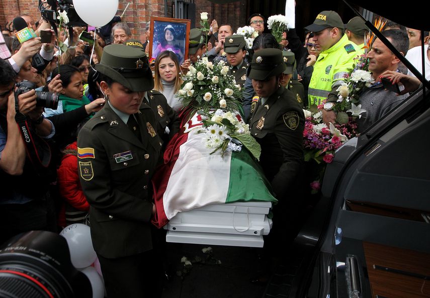 Un grupo de personas acompaña el féretro de la niña&nbsp;Yuliana Andrea&nbsp;Samboni&nbsp;Muñoz.