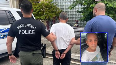 El implicado en el caso de agresión al momento de ser arrestado por agentes de la policía de Miami Springs.