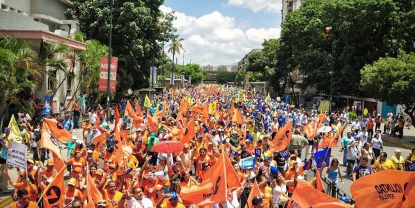 Simpatizantes de Voluntad Popular (VP) llevan la bandera de la tolda política en una manifestación de calle en Caracas, Venezuela.