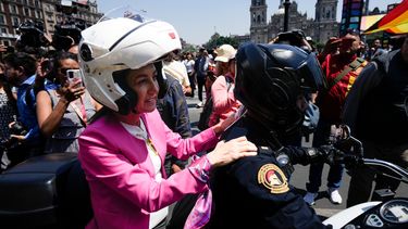 La alcaldesa Claudia Sheinbaum viaja en la parte trasera de una motocicleta durante un simulacro nacional de terremoto, en la Ciudad de México