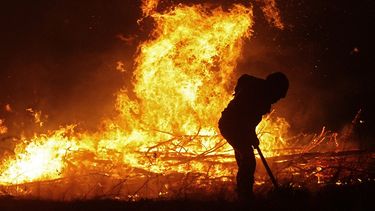 Bomberos combaten un incendio forestal la madrugada del 30 de enero de 2017, en la localidad de Portezuelo, en la provincia de Ñuble, al sur de Santiago de Chile.&nbsp;