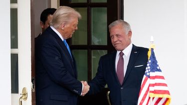 El presidente de Estados Unidos, Donald Trump, estrecha la mano del rey Abdalá II de Jordania en la Casa Blanca, tras su reunión en el Oficina Oval, en Washington, DC, el 11 de febrero de 2025.