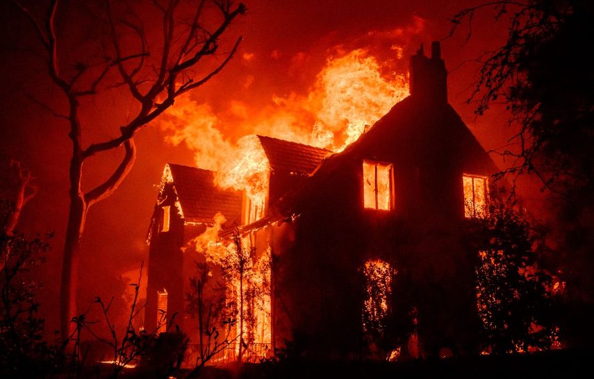 Una casa arde durante el incendio de Eaton en el área de Altadena del condado de Los Ángeles, California, el 8 de enero de 2025.&nbsp;