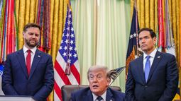 El vicepresidente JD Vance y el secretario de Estado Marco Rubio rodeando al presidente Donald Trump en la Oficina Oval de la Casa Blanca el 27ABR26. El vicepresidente JD Vance y el secretario de Estado Marco Rubio rodeando al presidente Donald Trump en la Oficina Oval de la Casa Blanca el 27ABR26.