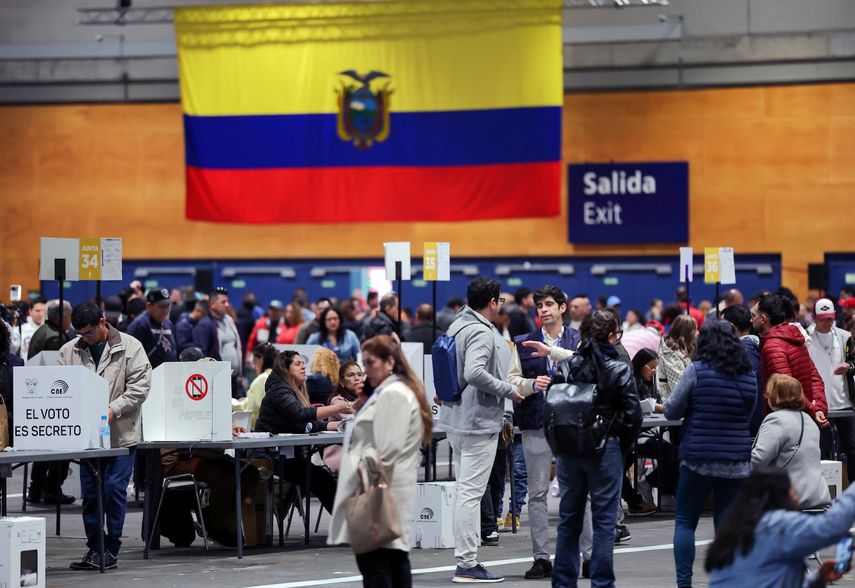 Los ecuatorianos residentes en España emitieron sus votos para la segunda vuelta de las elecciones presidenciales en el centro de congresos IFEMA de Madrid, el 13 de abril de 2025.