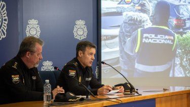 El comisario jefe de brigada de la comisaría general de información, Vicente Martínez (i) y el inspector jefe de servicio de la comisaría general de información de la Policía Nacional, Marcos López (d), durante una rueda de prensa sobre la operación para impedir la implantación en España de la Mara Salvatrucha MS1, en el Complejo Policial de Canillas, a 30 de abril de 2025, en Madrid (España).