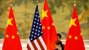 Banderas de EEUU y China en el lugar de negociaciones comerciales entre los dos países, en Beijing el 14 de febrero del 2019.&nbsp;