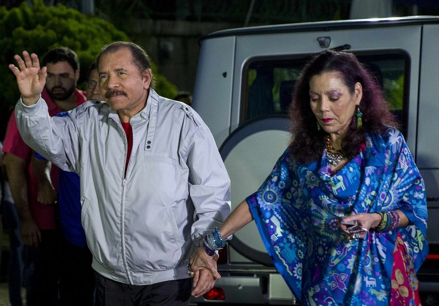 El presidente de Nicaragua, Daniel Ortega (i), y su esposa, Rosario Murillo (d)