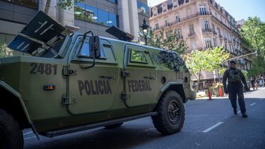 Una unidad especializada de la Policía Federal está estacionada afuera del edificio que alberga a la embajada de Israel después de una amenaza de bomba en Buenos Aires, Argentina, el miércoles 18 de octubre de 2023.