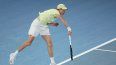Jannik Sinner de Italia sirve contra Tristan Schoolkate de Australia durante su partido individual masculino en el quinto día del torneo de tenis Abierto de Australia en Melbourne el 16 de enero de 2025.