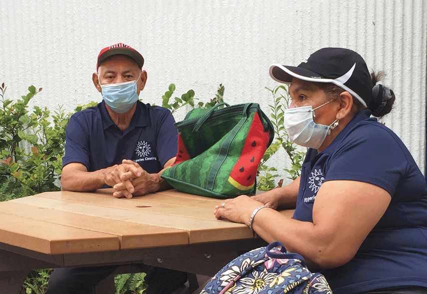 Unos cumplen las normas sanitarias, otros no.